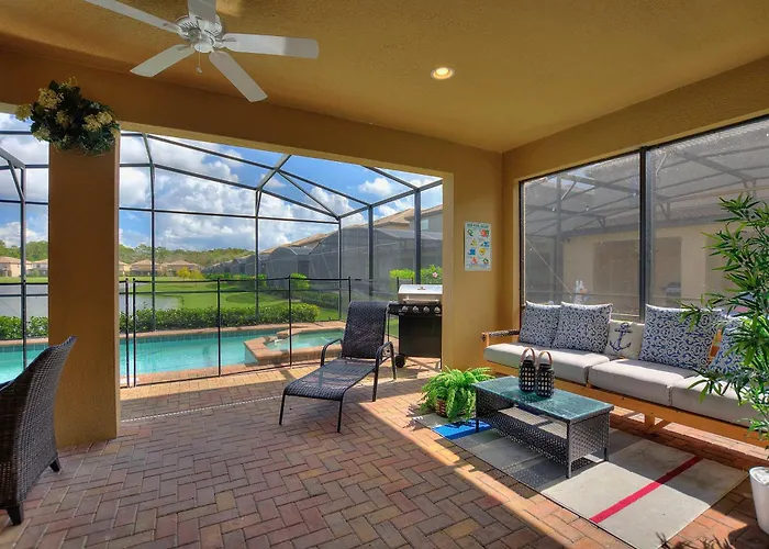 Stylish Cozy Family Getaway With Private Pool And Lake View